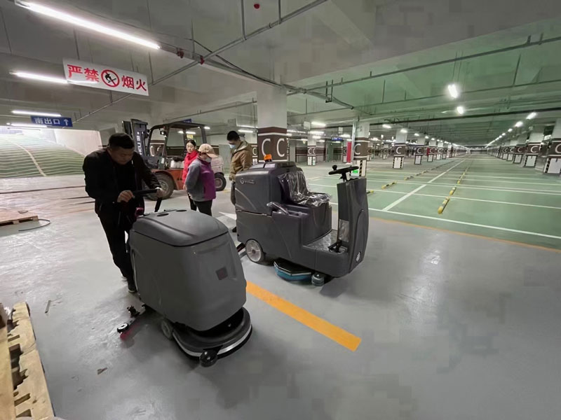 采用電池式全自動洗地機，易于清潔消毒，節(jié)省時間和人工成本！